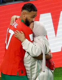 Imagen secundaria 2 - Achraf Hakimi y Sofiane Boufal celebran con sus madres las victorias de Marruecos. 