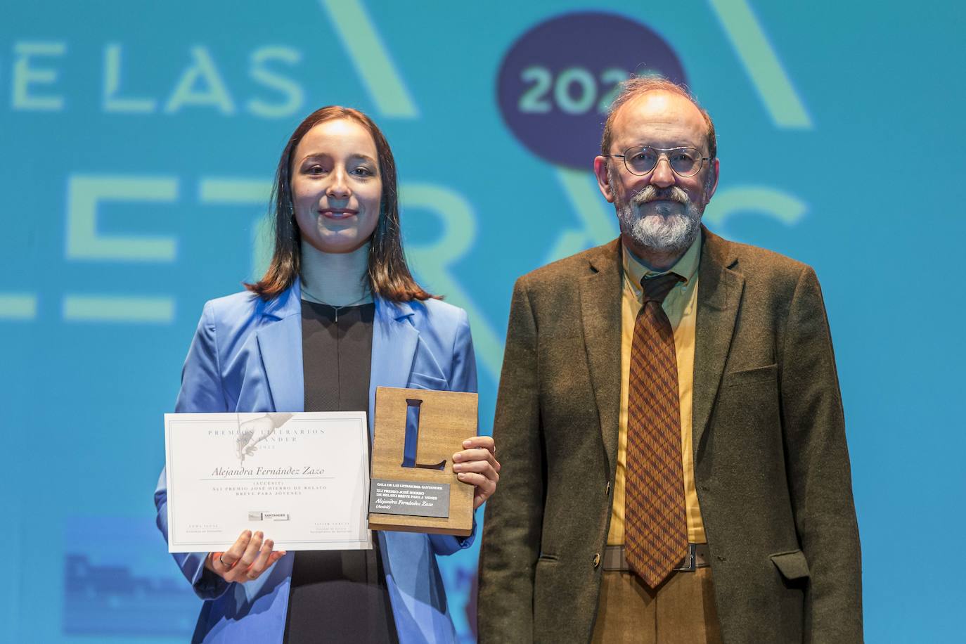 Alejandra Fernández Zazo recibió el áccesit del premio José Hierro en la modalidad de relato corto. Entregó el galardón Enrique Álvarez.