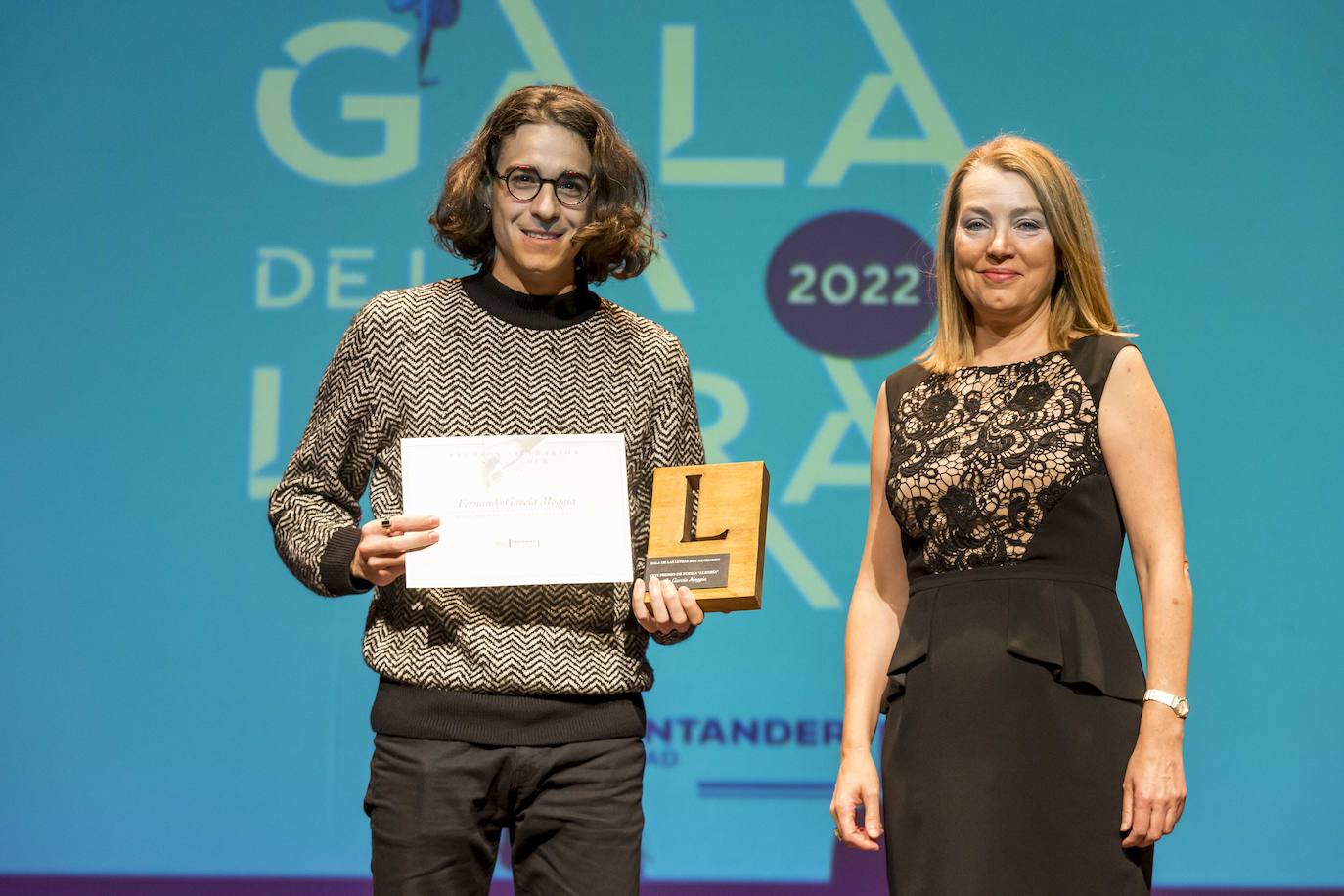 El Premio recayó en el autor italiano Fernando García Moggia, a quien le entregó el premio Eva Guillermina Fernández, directora general de Cultura del Ayuntamiento de Santander.