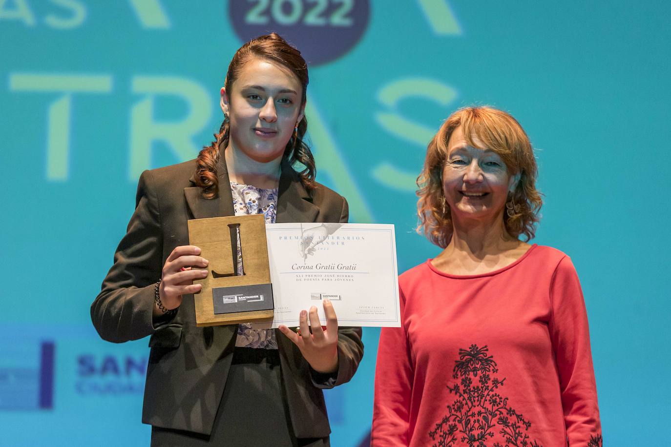 Corina Gratti, de 13 años, recibió el Premio José Hierro en la modalidad de poesía, convirtiéndose en la autora más joven en recibir este galardón. Recibió el premio de manos de Marián Hierro, hija de José Hierro.