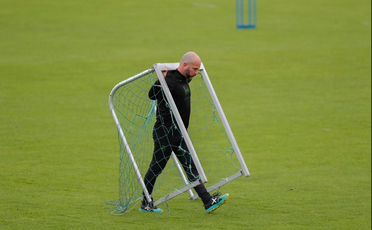 José Alberto, con el chándal del Racing, durante el entrenamiento de ayer.