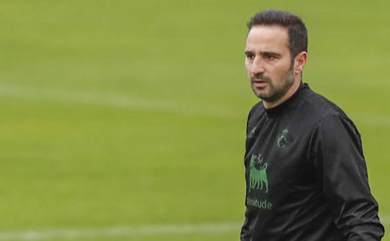 Pablo Álvarez, durante el primer entrenamiento del nuevo cuerpo técnico.