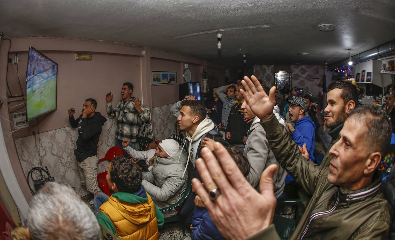 Dos establecimientos de Torrelavega, el bar Venecio y el bar La Clave, sirvieron para que muchos marroquíes que viven en Cantabria siguiesen el partido de su selección contra Francia.