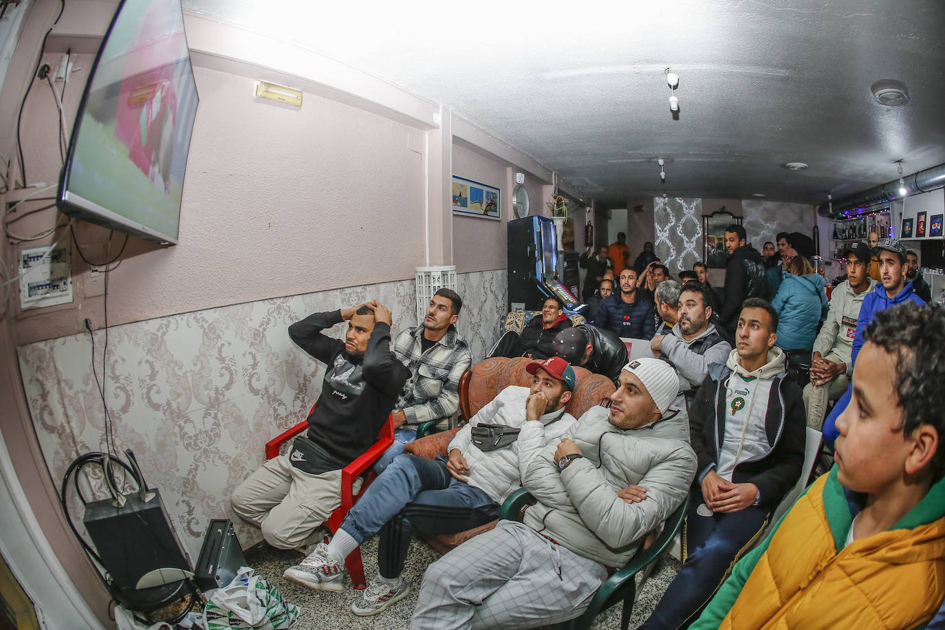 Dos establecimientos de Torrelavega, el bar Venecio y el bar La Clave, sirvieron para que muchos marroquíes que viven en Cantabria siguiesen el partido de su selección contra Francia.