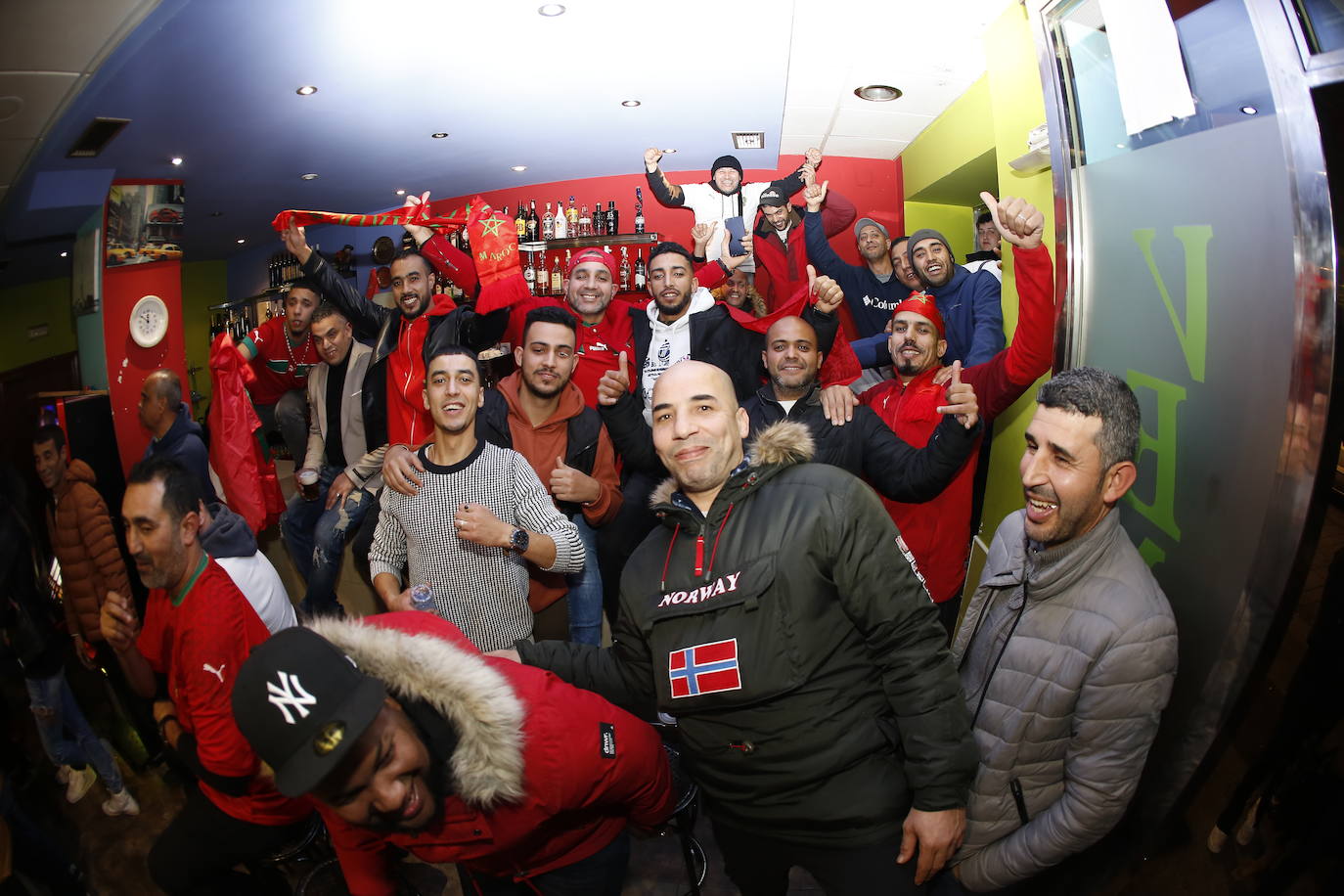 Los aficionados marroquíes en el bar Venecio siguieron con expectación la semifinal del Mundial entre su selección y la de Francia.