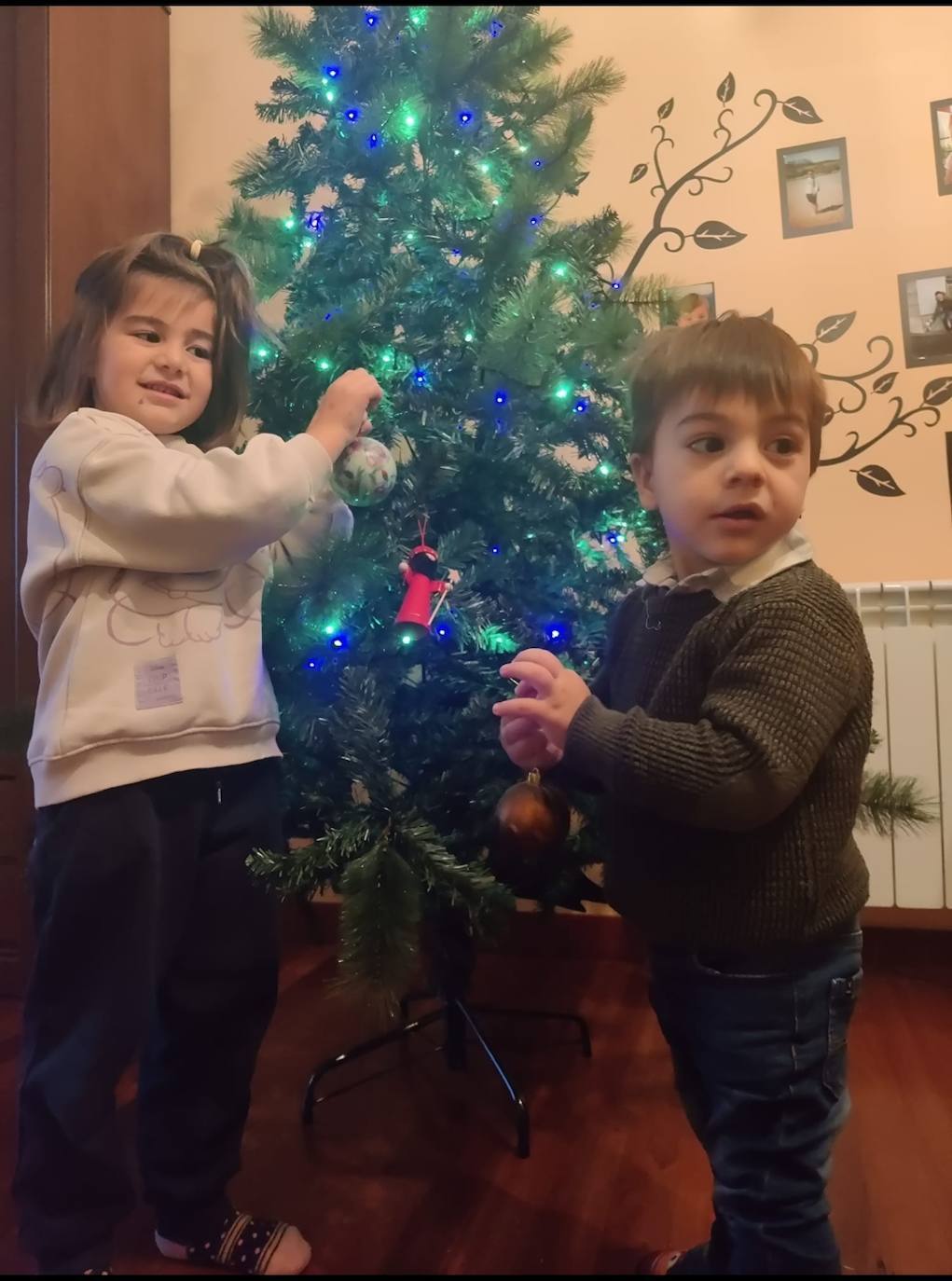 Para Angelina Cárdaba Alonso lo mejor de la Navidad es la familia y, sobre todo, los nietos. Si fuera por ellos, estarían todos los días poniendo el árbol de Navidad.