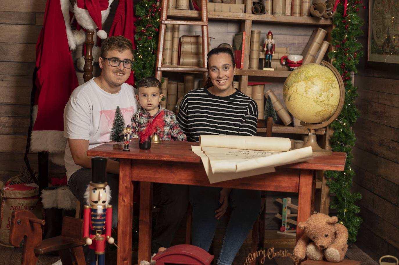 Tania Ostolaza Cuartas, junto a César López Mantecón, celebra la segunda Navidad con su hijo Lucas López Ostolaza, de 17 meses. 