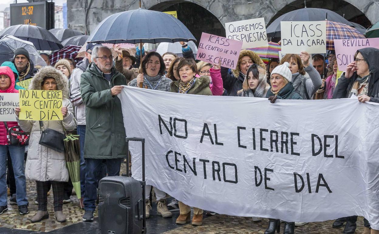 Manifestación en Castro contra el cierre del Centro de Día 