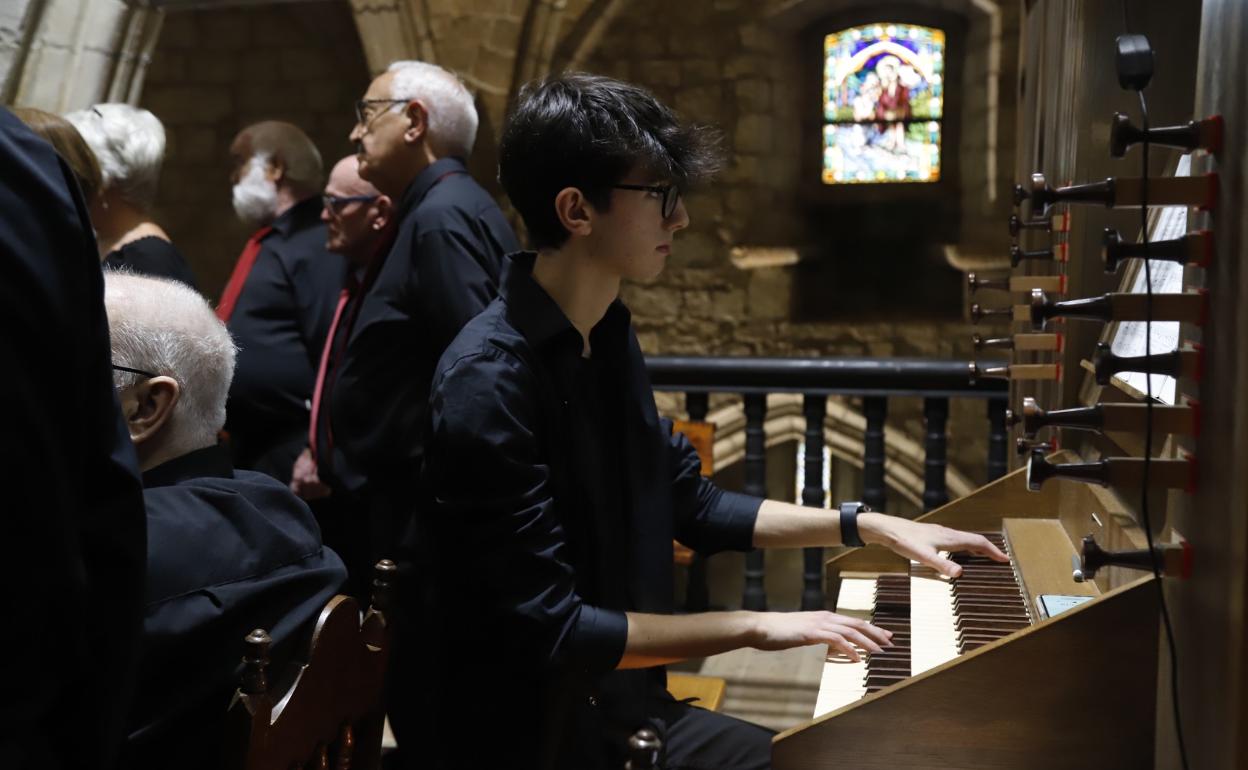 Manuel Gutiérrez, joven organista barquereño junto a la Coral Barquera 