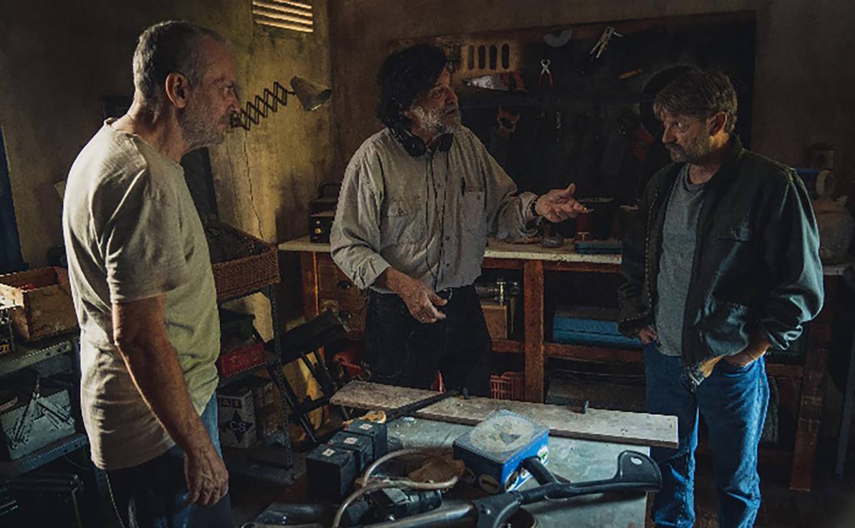 Víctor Erice, en el centro, con José Coronado y Manolo Solo, en el rodaje de 'Cerrar los ojos'. 