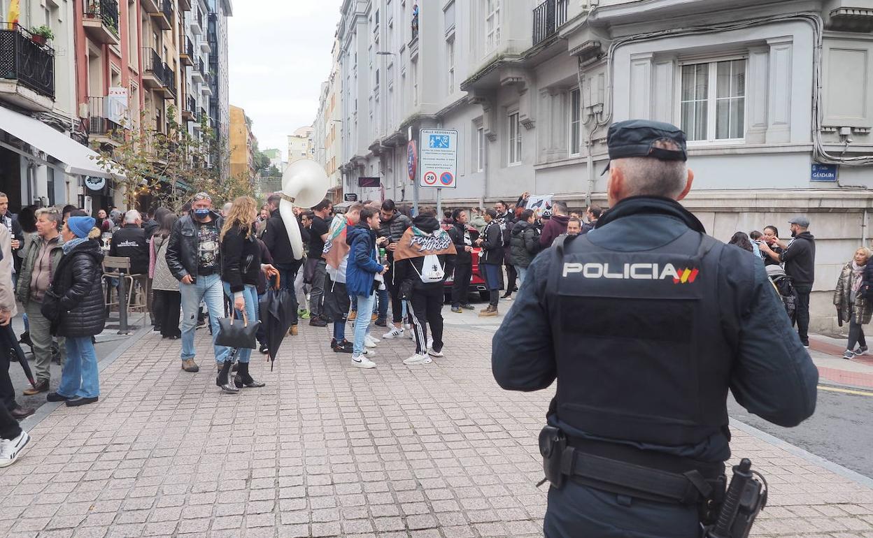 Un agente vigila la calle Peña Herbosa de la capital cántabra.