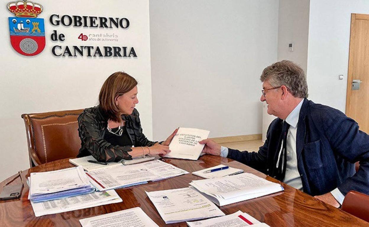 La consejera de Presidencia, Paula Fernández, durante una reunión con el decano del Colegio de Abogados, Andrés de Diego