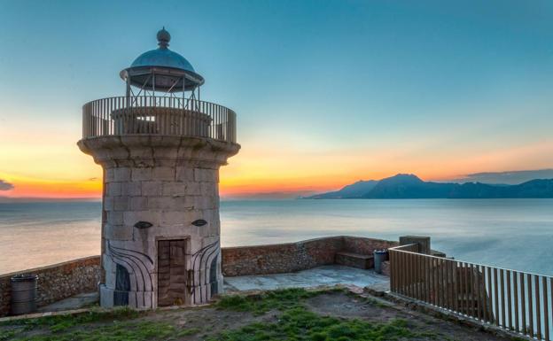 En Santoña las ayudas permitirán rehabilitar el Faro del Caballo. 