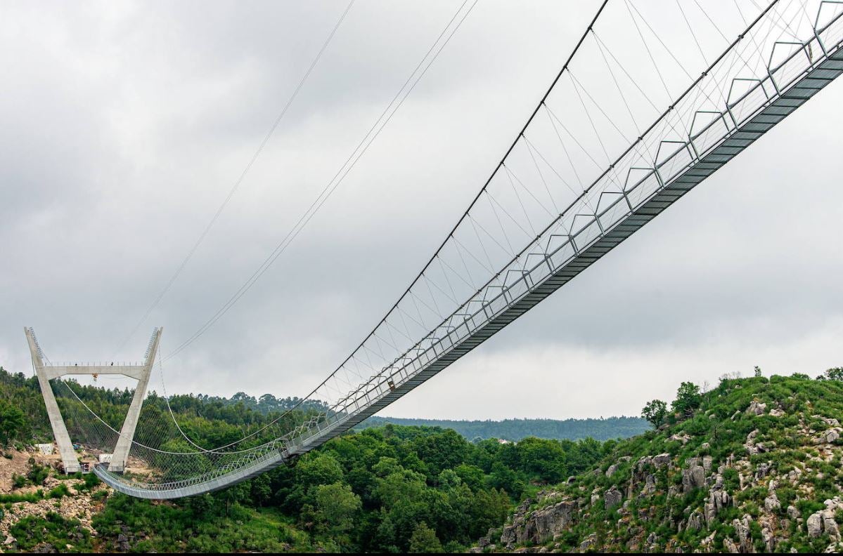 Portugal está construyendo el '516 Arouca' considerado el puente peatonal suspendido más grande del mundo con 516 metros de largo y 175 metros de alto en Arouca. Aún se encuentra en construcción, junto a las pasarelas Paiva y sostenidas por cables de acero dispuestos a 175 metros sobre el lecho del río, se prevé como una de las principales atracciones turísticas en el distrito de Aveiro.