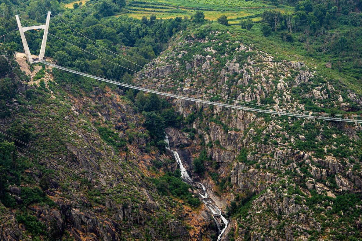 Portugal está construyendo el '516 Arouca' considerado el puente peatonal suspendido más grande del mundo con 516 metros de largo y 175 metros de alto en Arouca. Aún se encuentra en construcción, junto a las pasarelas Paiva y sostenidas por cables de acero dispuestos a 175 metros sobre el lecho del río, se prevé como una de las principales atracciones turísticas en el distrito de Aveiro.