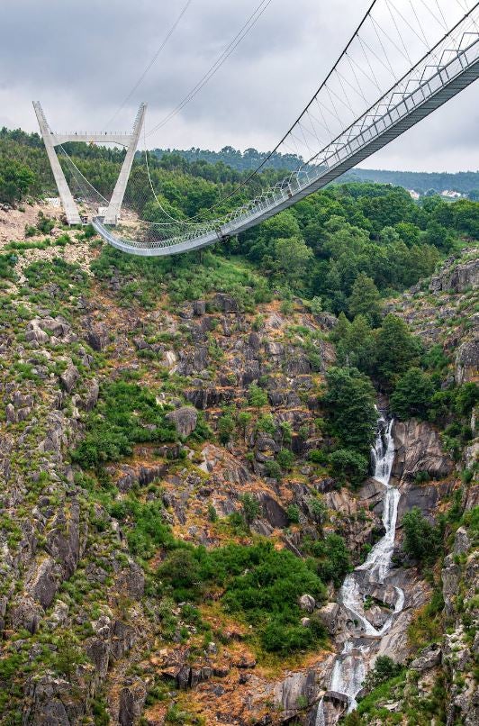 Portugal está construyendo el '516 Arouca' considerado el puente peatonal suspendido más grande del mundo con 516 metros de largo y 175 metros de alto en Arouca. Aún se encuentra en construcción, junto a las pasarelas Paiva y sostenidas por cables de acero dispuestos a 175 metros sobre el lecho del río, se prevé como una de las principales atracciones turísticas en el distrito de Aveiro.