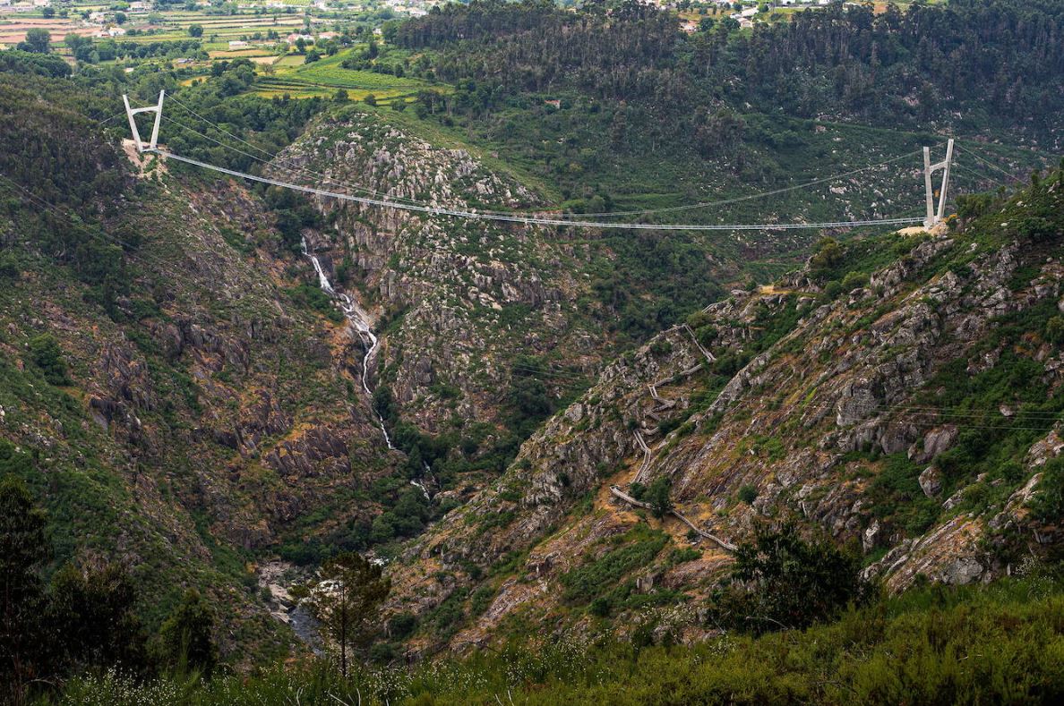 Portugal está construyendo el '516 Arouca' considerado el puente peatonal suspendido más grande del mundo con 516 metros de largo y 175 metros de alto en Arouca. Aún se encuentra en construcción, junto a las pasarelas Paiva y sostenidas por cables de acero dispuestos a 175 metros sobre el lecho del río, se prevé como una de las principales atracciones turísticas en el distrito de Aveiro.