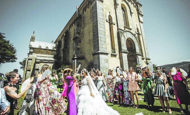 Las bodas por la iglesia mantienen sus tradiciones en Cantabria