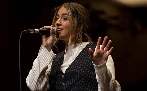 Lu Decker durante su acústico en Escenarios DMúsica