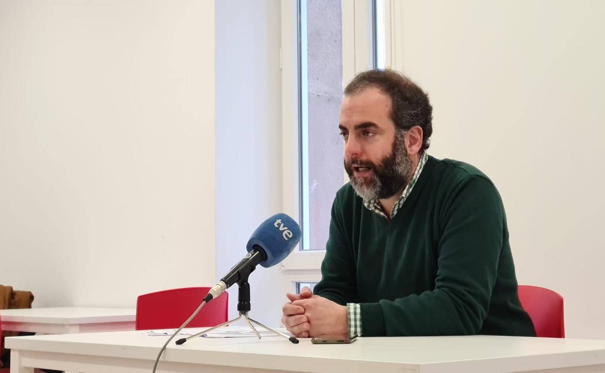 José Otto Oyarbide, este viernes, durante la rueda de prensa convocada en el Centro Cívico y Social Pedro Lázaro Baruque de Torrelavega. 