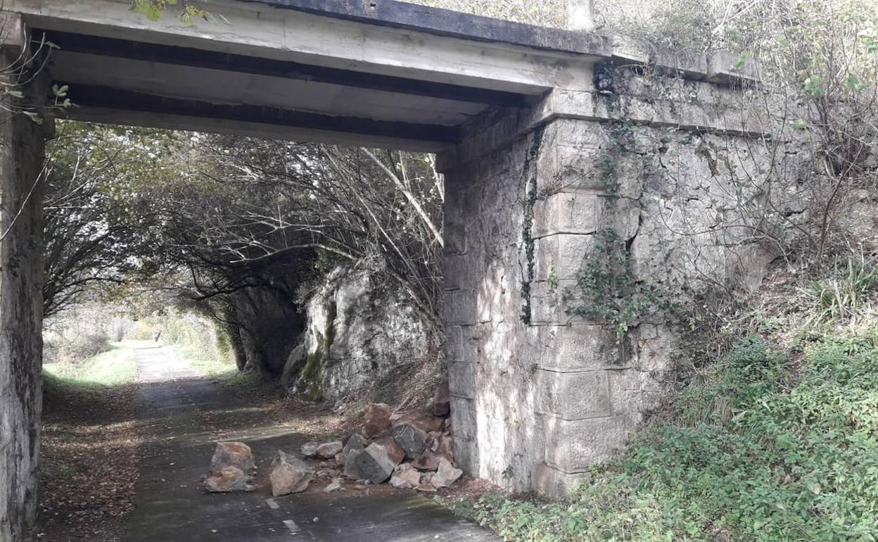 Piedras que se han desprendido en la infraestructura.