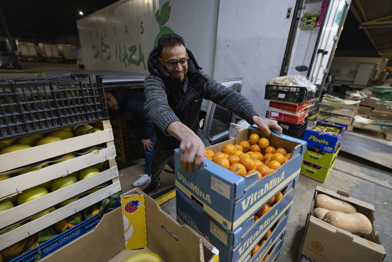 Las frutas y hortalizas capitalizan gran parte de la actividad diaria en Mercasantander, donde el año pasado se comercializaron hasta 27.000 toneladas de este tipo de productos