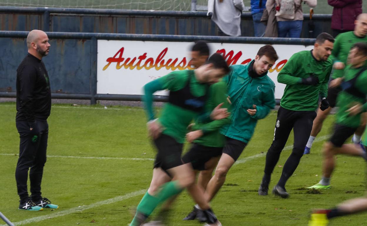 José Alberto observa el trabajo físico de sus futbolistasen su primer entrenamiento con el Racing.