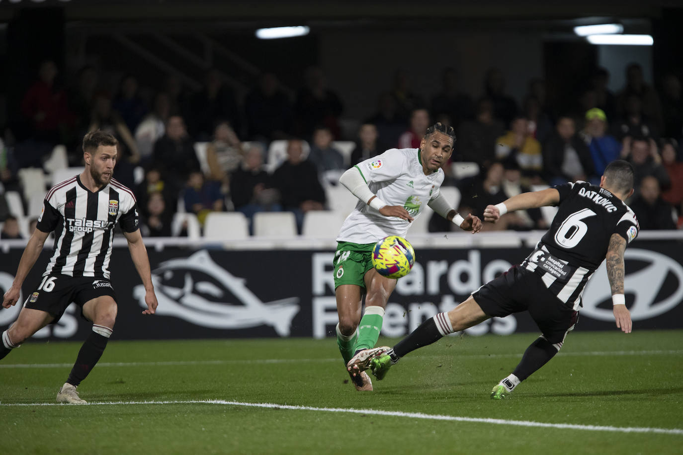 Jugada en la que Mboulá marco el primer gol