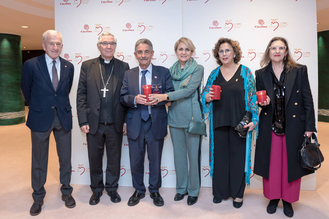 Miguel Bretón, presidente de Cáritas Española, Manuel Sánchez Monge, Obispo de Santander, Miguel Ángel Revilla, presidente de Cantabria, Aurora Díaz, Sonsoles López Huete, directora de Cáritas Diocesana de Santander y Raquel Menéndez, secretaria general de Cáritas Diocesana de Santander