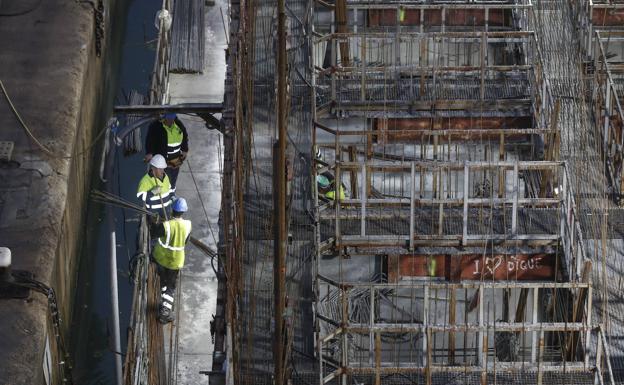 Los obreros continúan levantando en altura el cajón cuatro. 