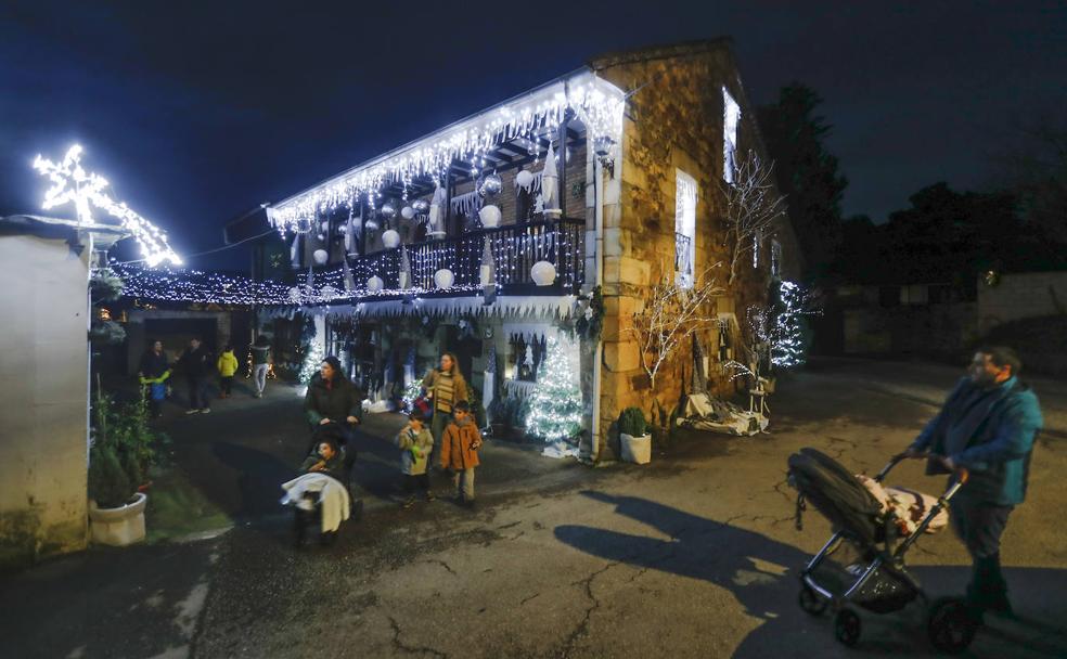 Decenas de personas visitan a diario Quijano (Piélagos) donde una quincena de vecinos ha decorado sus casas con luces y adornos navideños.