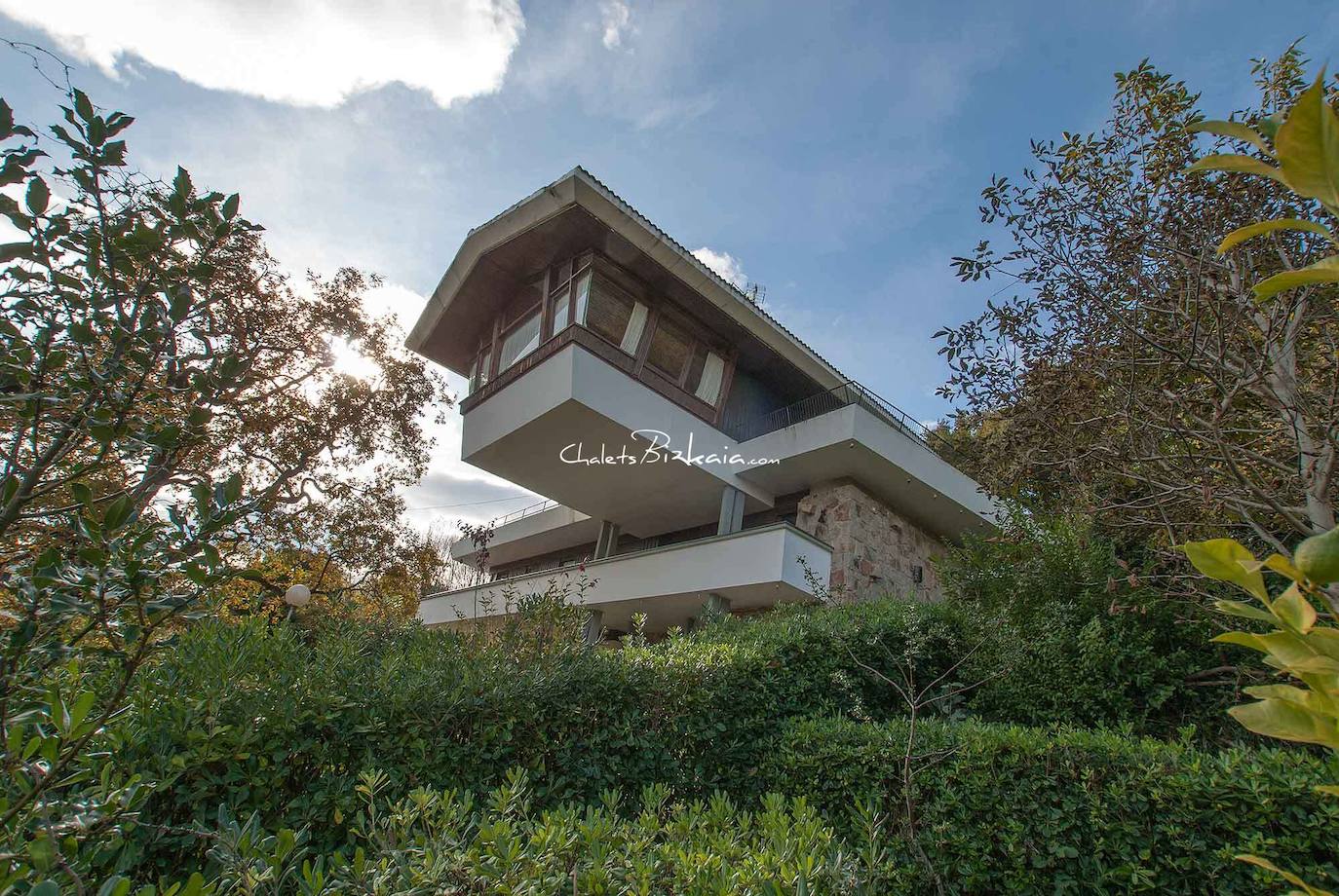 La casa, de 473 metros cuadrados construidos, incluidas dos magníficas terrazas de 100 metros cuadrados cada una, se ubica en una finca de 944 metros cuadrados. Cuenta con un diseño peculiar que combina señas de identidad de la nueva arquitectura vasca, reminiscencias de la casa tradicional de la zona, el baserri, e influencias asiáticas, por el estilo de su jardín. Fue obra del arquitecto Juan de Madaraga.