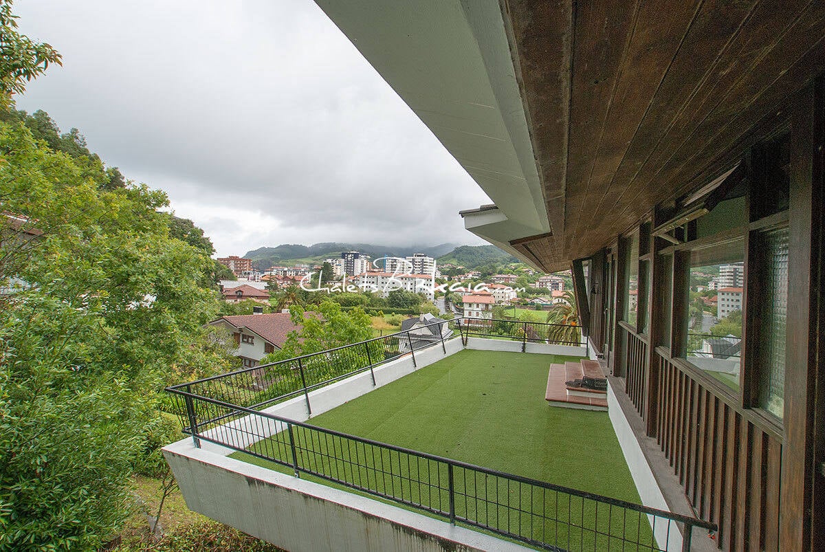 La casa, de 473 metros cuadrados construidos, incluidas dos magníficas terrazas de 100 metros cuadrados cada una, se ubica en una finca de 944 metros cuadrados. Cuenta con un diseño peculiar que combina señas de identidad de la nueva arquitectura vasca, reminiscencias de la casa tradicional de la zona, el baserri, e influencias asiáticas, por el estilo de su jardín. Fue obra del arquitecto Juan de Madaraga.