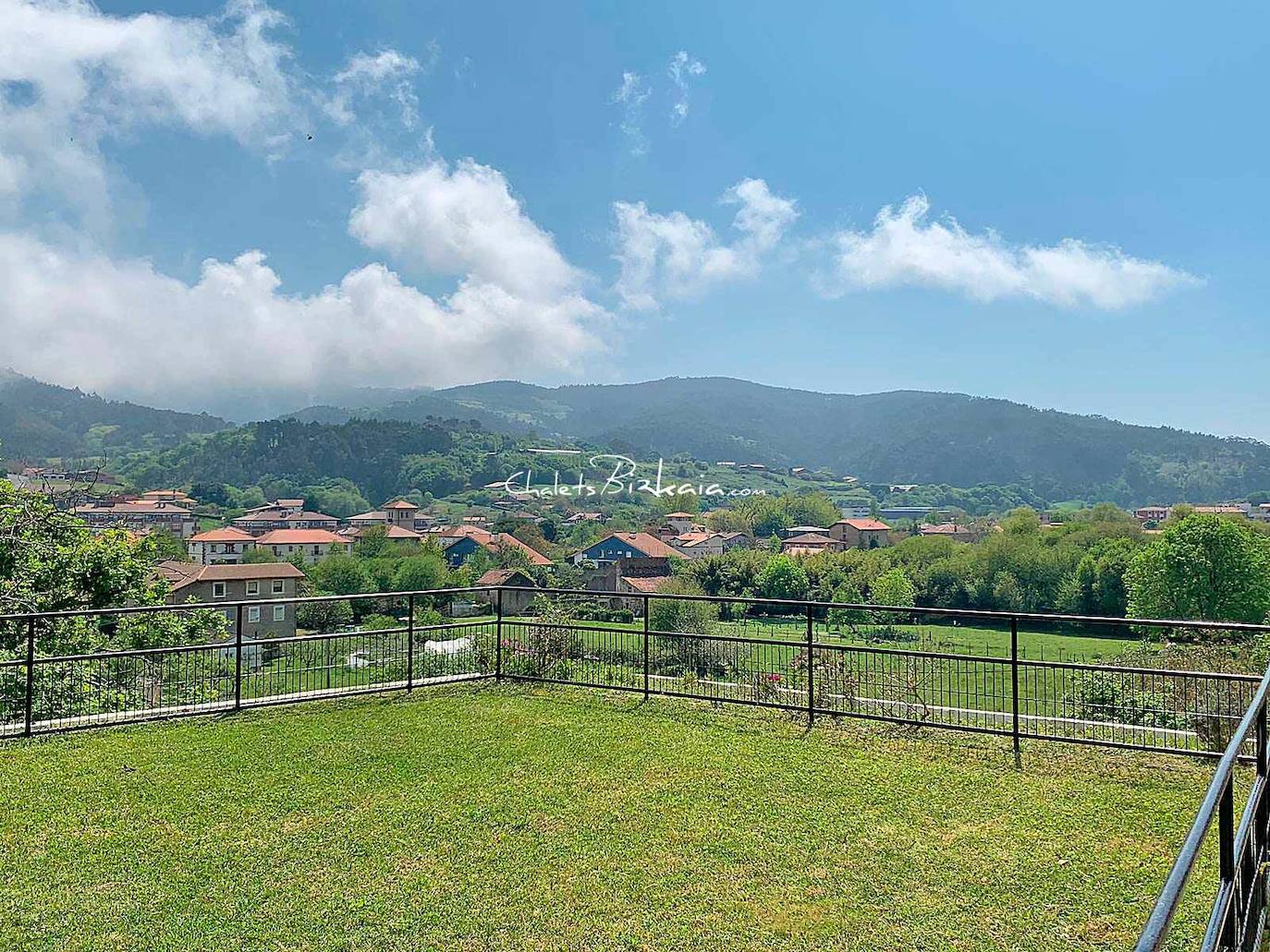 La casa, de 473 metros cuadrados construidos, incluidas dos magníficas terrazas de 100 metros cuadrados cada una, se ubica en una finca de 944 metros cuadrados. Cuenta con un diseño peculiar que combina señas de identidad de la nueva arquitectura vasca, reminiscencias de la casa tradicional de la zona, el baserri, e influencias asiáticas, por el estilo de su jardín. Fue obra del arquitecto Juan de Madaraga.