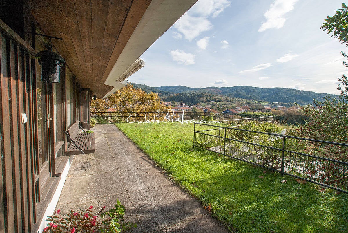 La casa, de 473 metros cuadrados construidos, incluidas dos magníficas terrazas de 100 metros cuadrados cada una, se ubica en una finca de 944 metros cuadrados. Cuenta con un diseño peculiar que combina señas de identidad de la nueva arquitectura vasca, reminiscencias de la casa tradicional de la zona, el baserri, e influencias asiáticas, por el estilo de su jardín. Fue obra del arquitecto Juan de Madaraga.