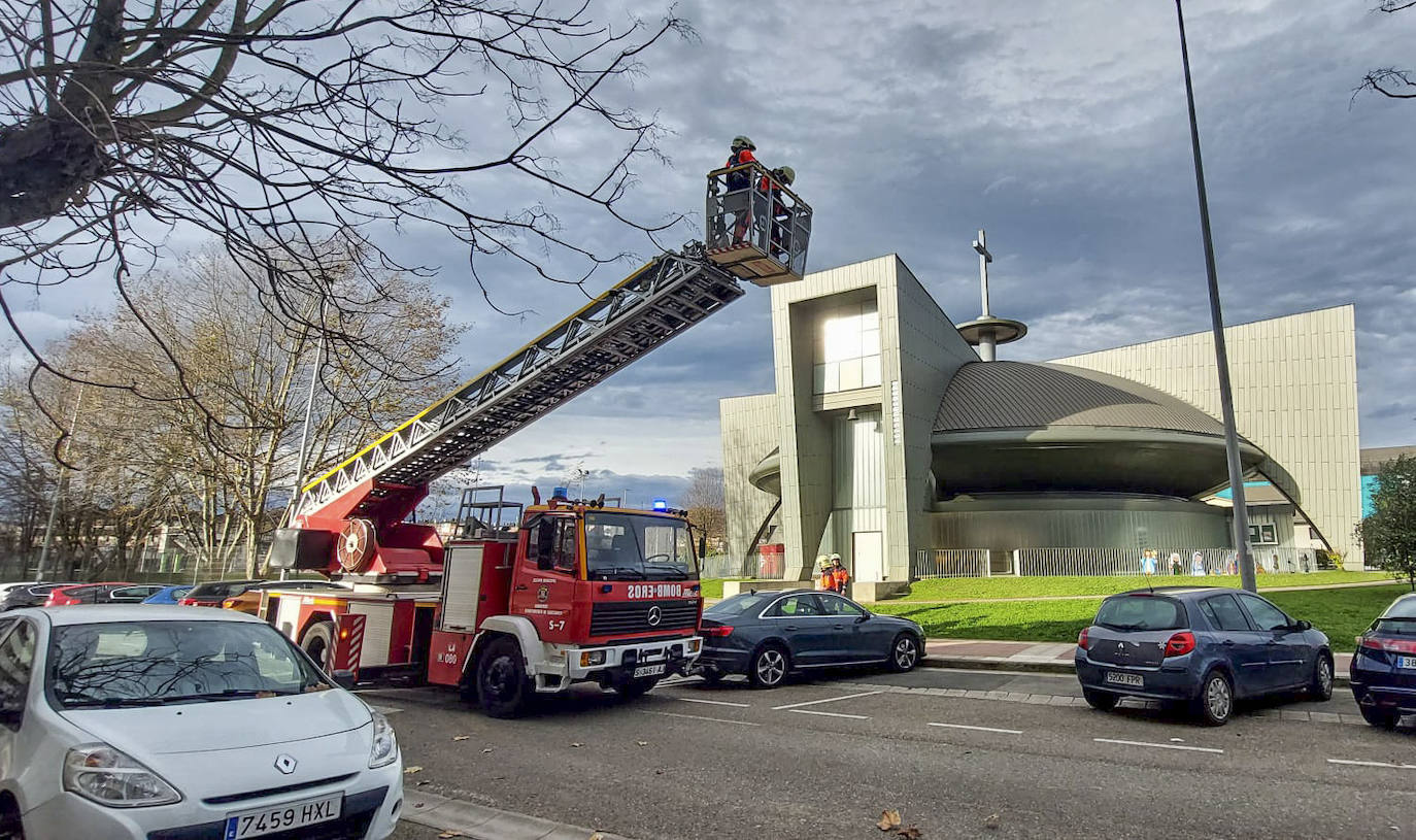 En la iglesia de Nueva Montaña varias placas se han desprendido de la fachada por culpa de las fuertes rachas de viento