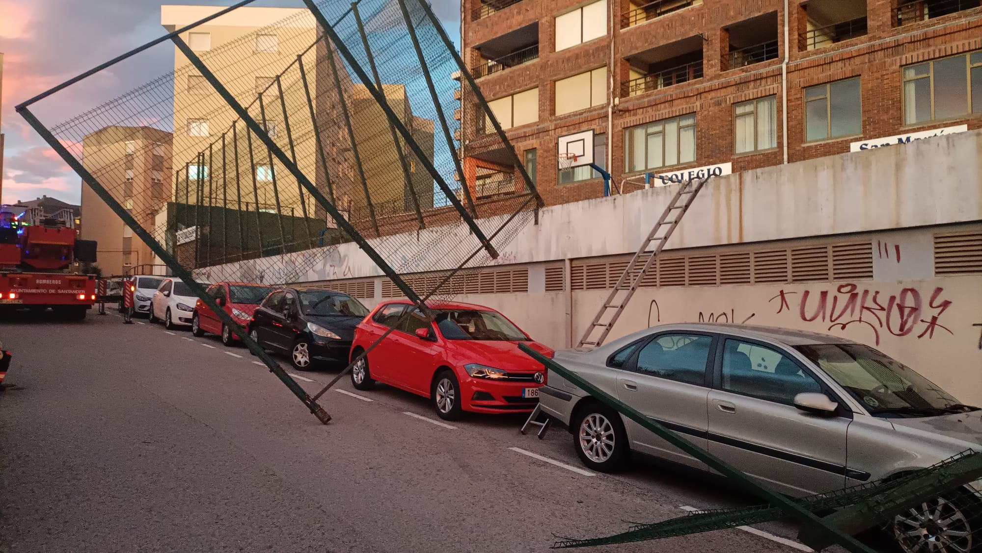 El viento ha arrancado la valla perimetral del colegio.