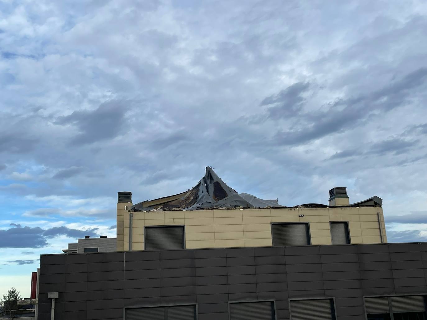 Cubierta de uno de los edificios de la urbanización Las Anjanas, en Bezana, que se ha levantado a causa del viento.