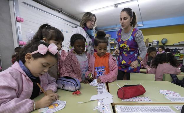 Alumnos del Colegio Mayer de Torrelavega, que cumple 50 años, realizan actividades en el aula