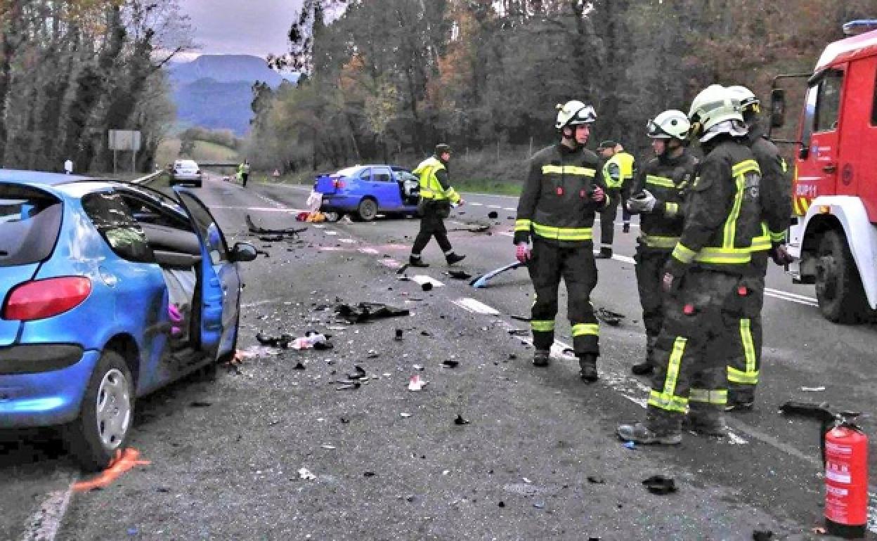 Bomberos y agentes de Tráfico, en el lugar del accidente.