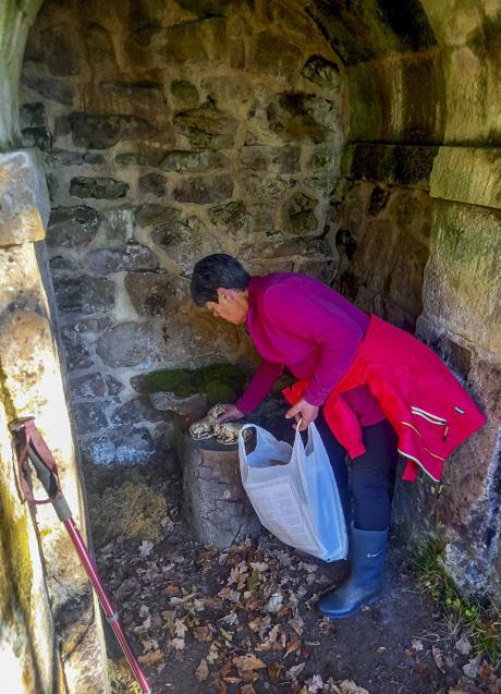 Imagen - Colocando el colocación del Belén de Selviejo, en el monte Tejas.