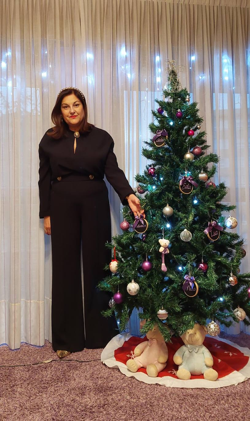 Maribel Cabo Hernández, desde Torrelavega y junto a su árbol, nos pide que llevemos la Navidad en el corazón y será Navidad todo el año. Felices fiestas y feliz Año Nuevo.