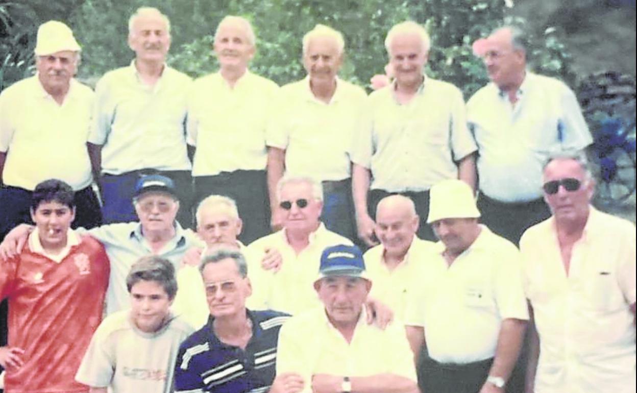 Ernesto, abajo en el centro, junto a sus amigos en un campeonato de bolos de veteranos disputado en Luena. 