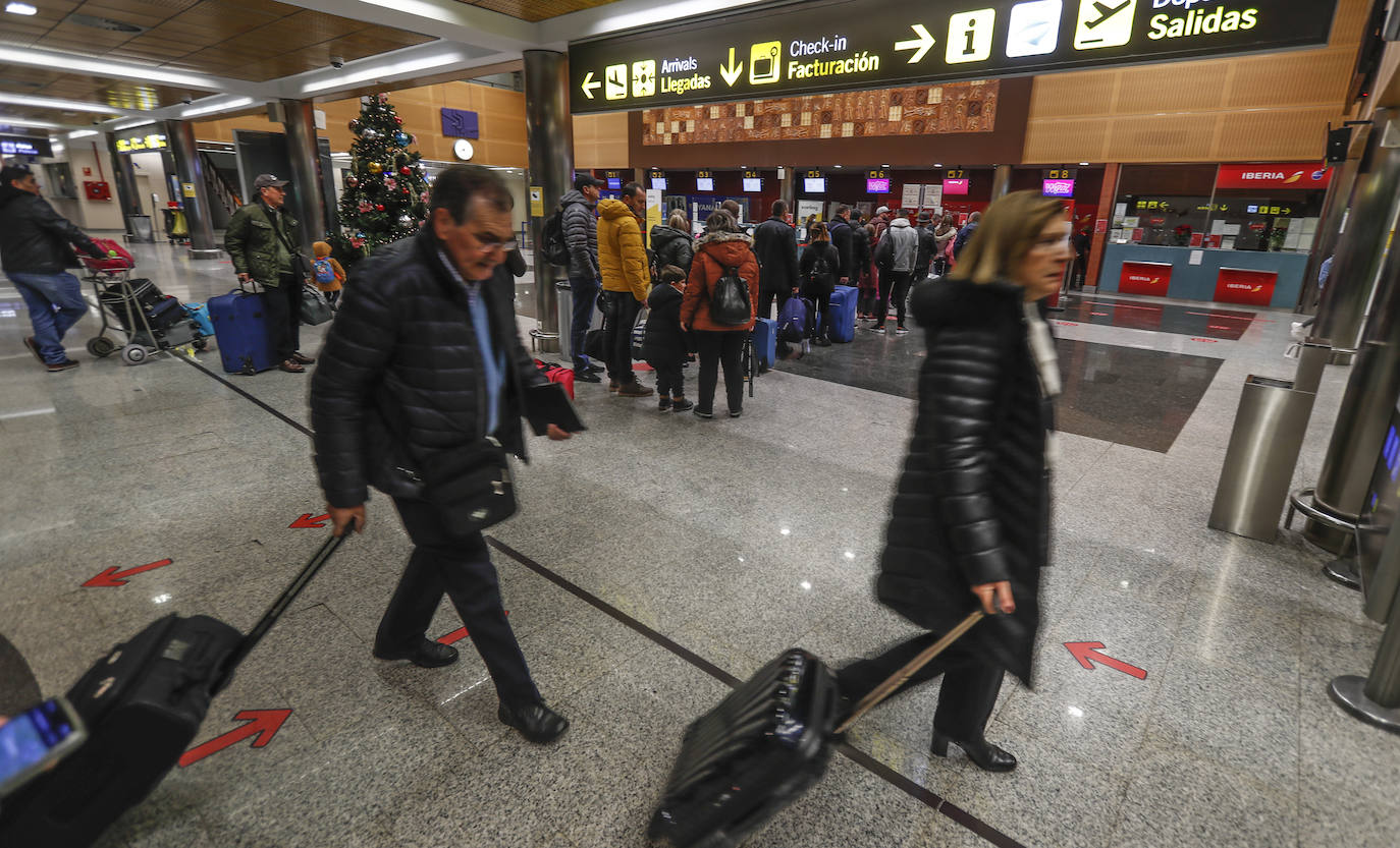 Frente a las colas y el caos de la jornada precedente, el día comenzaba con normalidad en el aeropuerto santanderino.