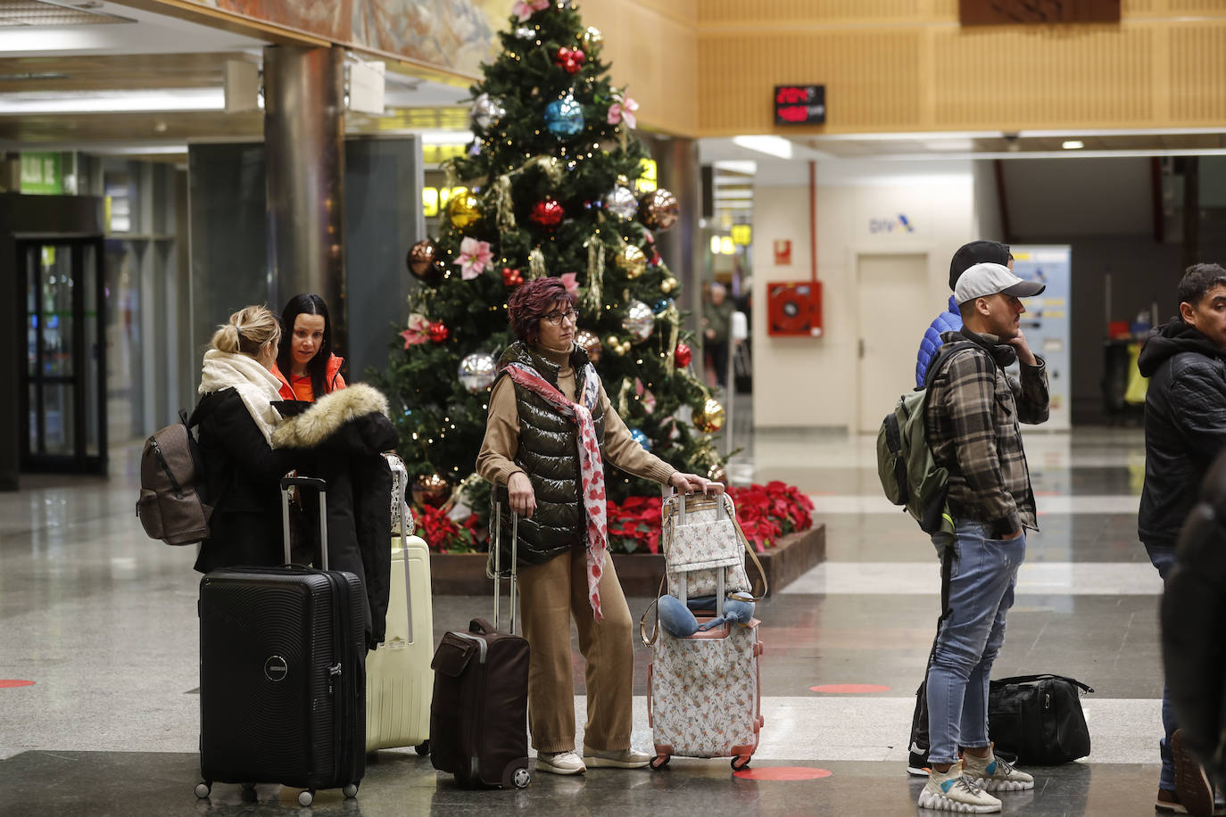 Familias, parejas y muchos jóvenes partían del aeropuerto cántabro para pasar las fiestas con sus allegados.