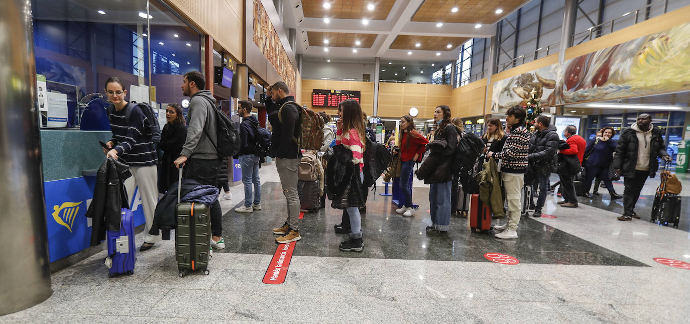 Un cuarto de hora después de que aterrizase el vuelo de Iberia proveniente de Madrid, Ryanair informó a los pasajeros del vuelo que enlaza la capital cántabra con la valenciana de que el piloto había suspendido el aterrizaje por el viento y se dirigía a Madrid. Los pasajeros abandonaron la zona de embarque y se dirigieron al mostrador de la compañía irlandesa en busca de información y alternativas.