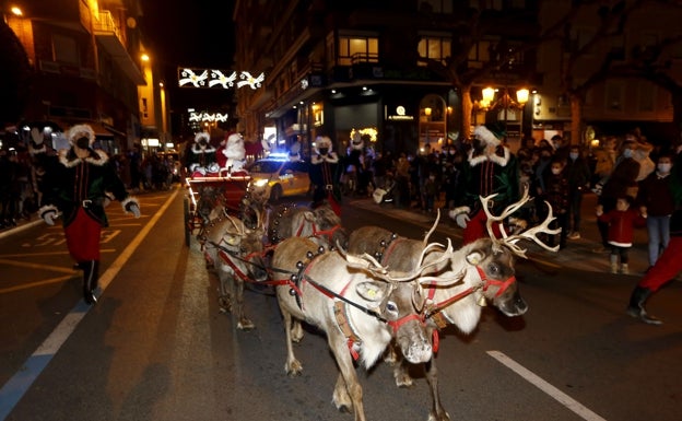 Los animalistas denuncian la presencia de renos y dromedarios en los pasacalles navideños de Torrelavega