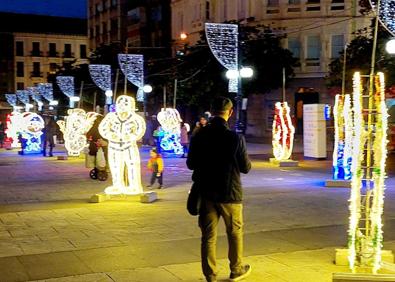 Imagen secundaria 1 - Los primeros días de las luces de Navidad de este año en Torrelavega. 