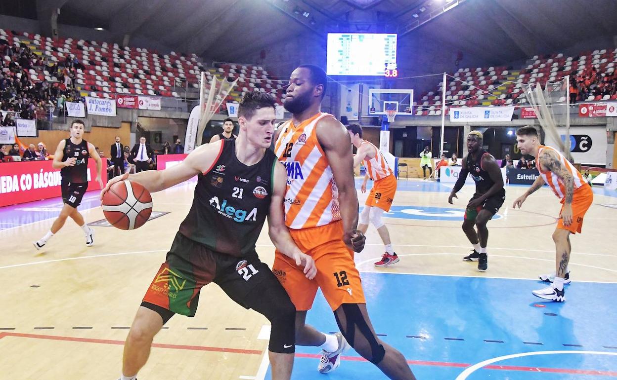 Harrar, del Alega, protege la pelota ante Diagne, del Leyma ayer en La Coruña