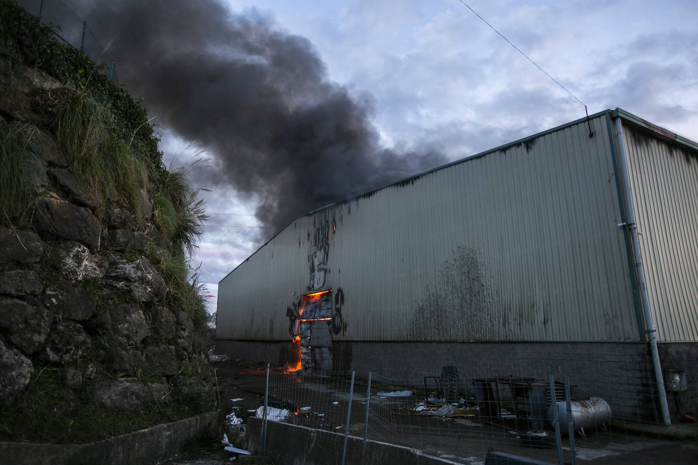 Fotos: Arde una nave de residuos en Cacicedo de Camargo